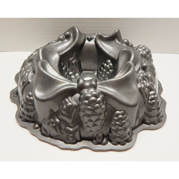 Nordic Ware Holiday Wreath Ribbon Bundt Cake Pan Heavy Cast Aluminum - Picture 5 of 11